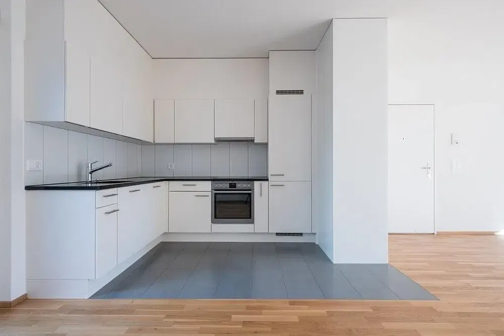 Küche; küchengeräte, holzboden, tageslicht, moderner stil, renoviert