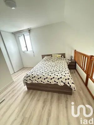 Spálňa; prirodzené svetlo, drevená podlaha