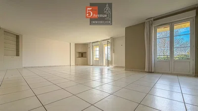 Salon; podłoga z płytek, widok, światło dzienne