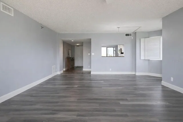 Salon; lumière naturelle, carrelage