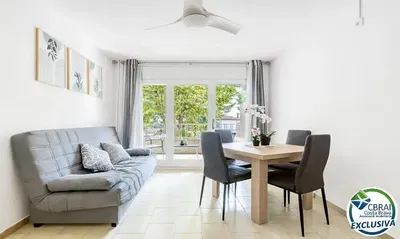 Obývací pokoj; výhled, přirozené světlo, moderní styl, dlažba