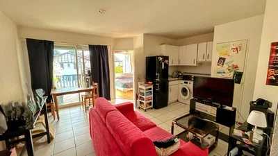 Дневна соба; плочице, поглед, природно светло