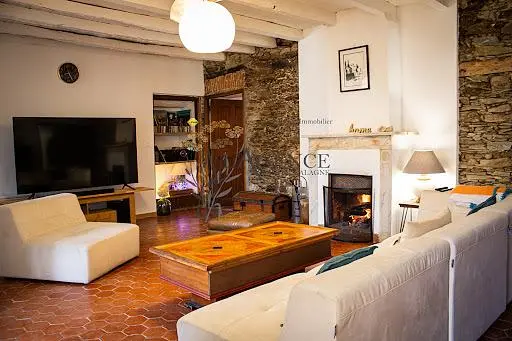 Salón; chimenea, luz natural, estilo rústico, suelo de madera