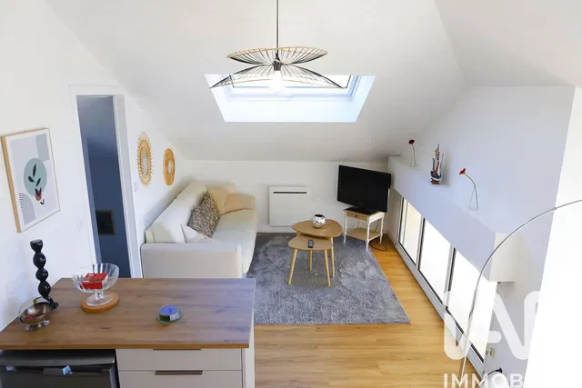 Obývací pokoj; přirozené světlo, moderní styl, dřevěná podlaha