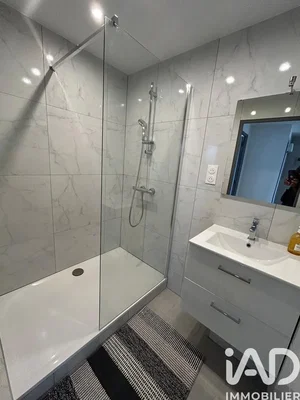 Badezimmer; fliesenboden, renoviert, tageslicht, moderner stil