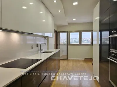 Κουζίνα; συσκευές κουζίνας, θέα, ξύλινο πάτωμα, φυσικό φως, μοντέρνο στυλ