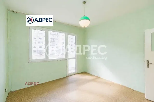 Друго; естествена светлина, нуждае се от ремонт