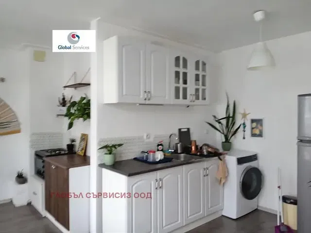 Mutfak; mutfak aletleri, fayans zemin, doğal ışık