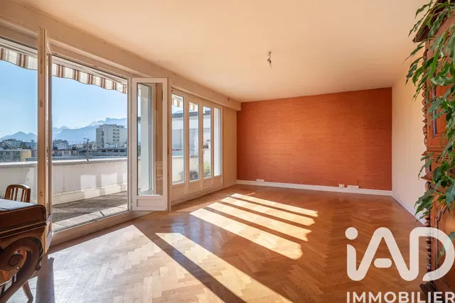 Σαλόνι; θέα, ξύλινο πάτωμα, φυσικό φως