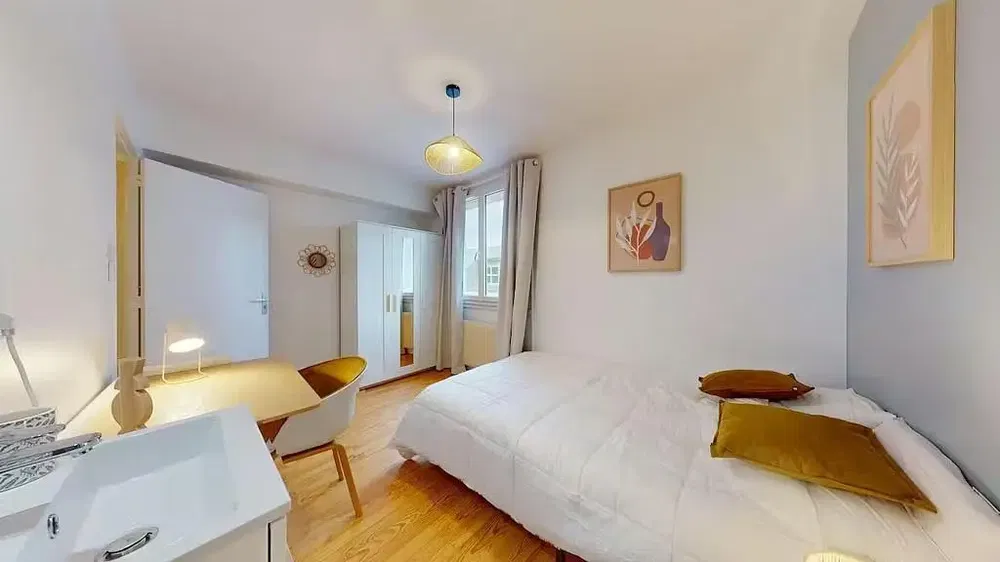 Спаваћа соба; природно светло, дрвени под, модерни стил