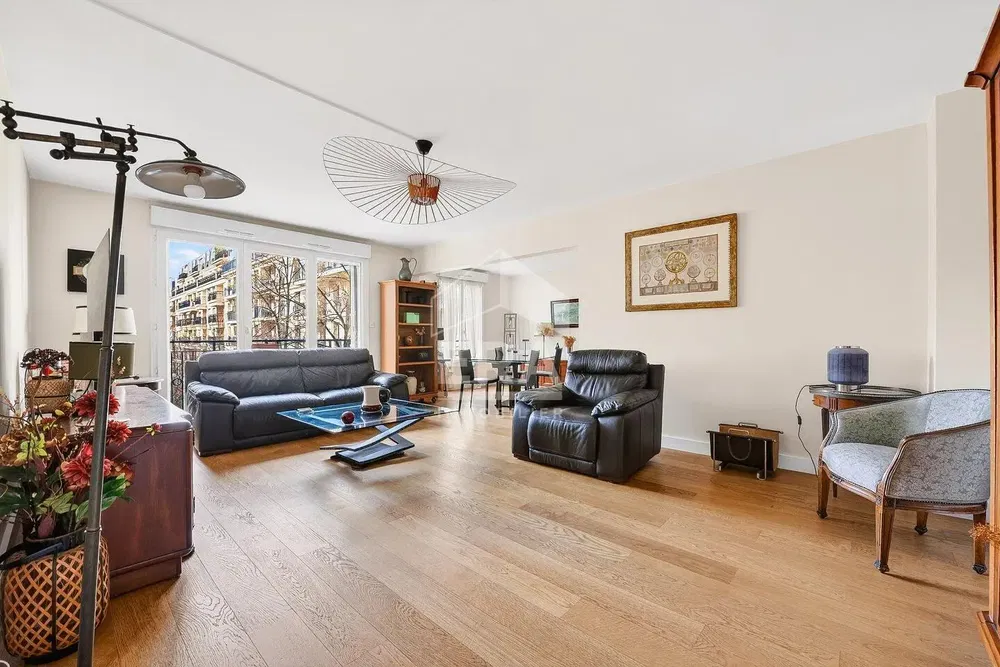 Salon; vue, parquet, lumière naturelle, style moderne