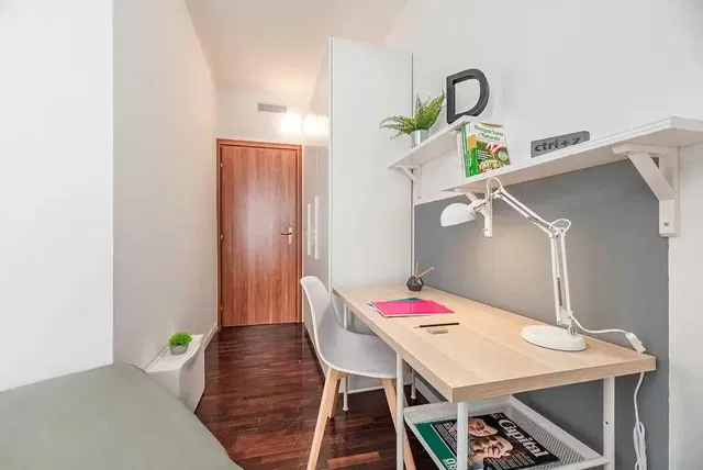 Ložnice; dřevěná podlaha, přirozené světlo, moderní styl