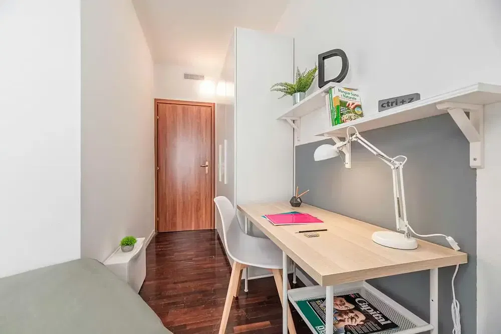 Schlafzimmer; holzboden, tageslicht, moderner stil