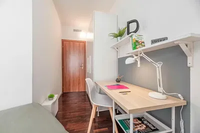 Schlafzimmer; holzboden, tageslicht, moderner stil