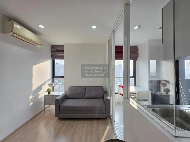 Obývačka; výhľad, prirodzené svetlo, moderný štýl