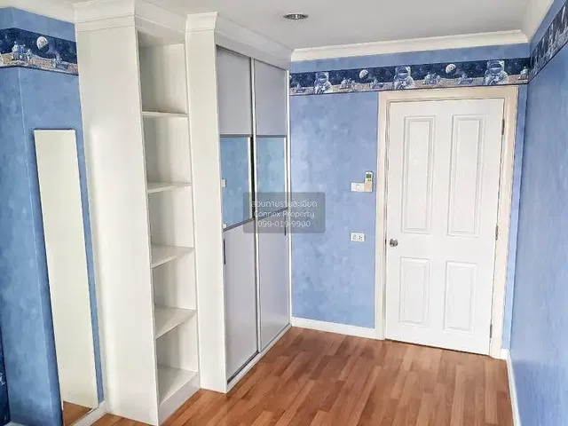 Spálňa; drevená podlaha, prirodzené svetlo