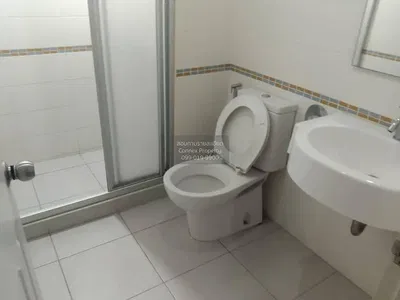 Toaleta; dlažba, prirodzené svetlo