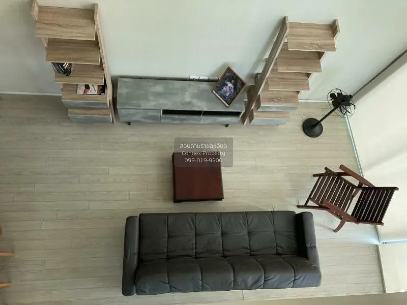 Soggiorno; pavimento in legno, luce naturale, stile moderno