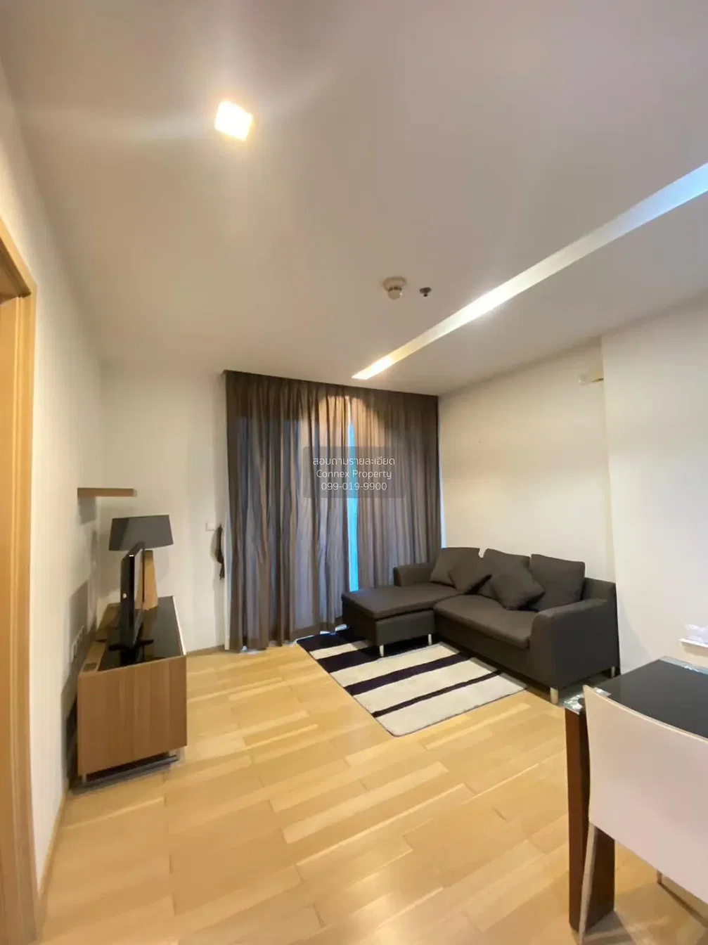 Salon; parquet, lumière naturelle, style moderne