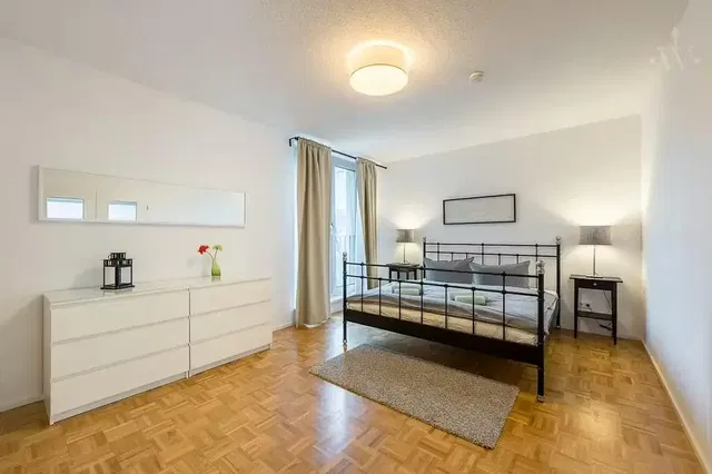 Spavaća soba; drveni pod, prirodna svjetlost, moderan stil