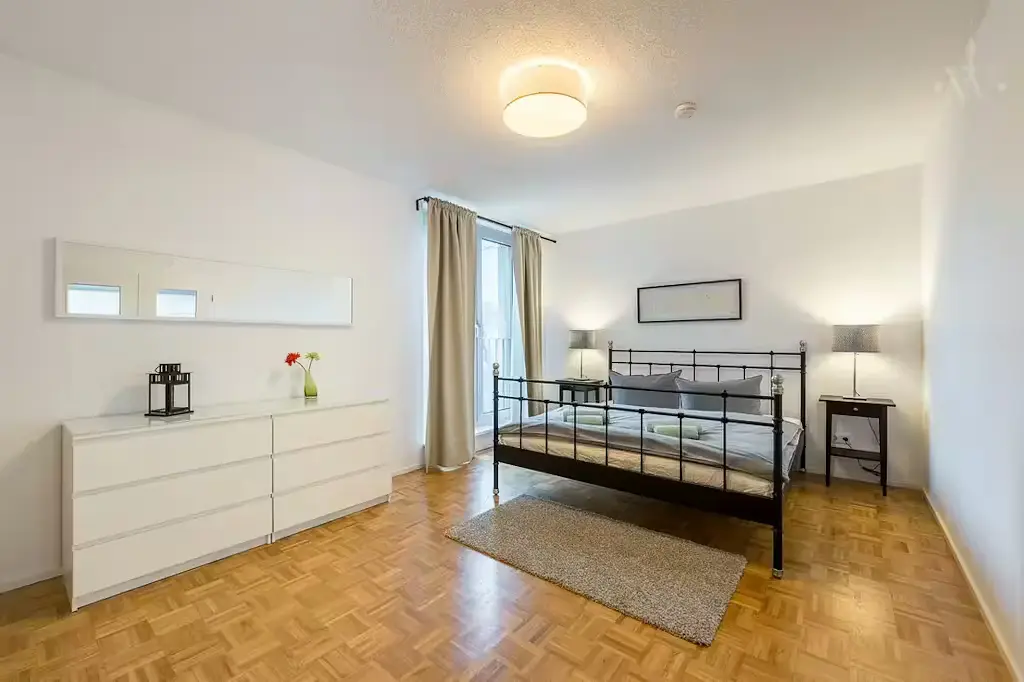 Slaapkamer; houten vloer, natuurlijk licht, moderne stijl