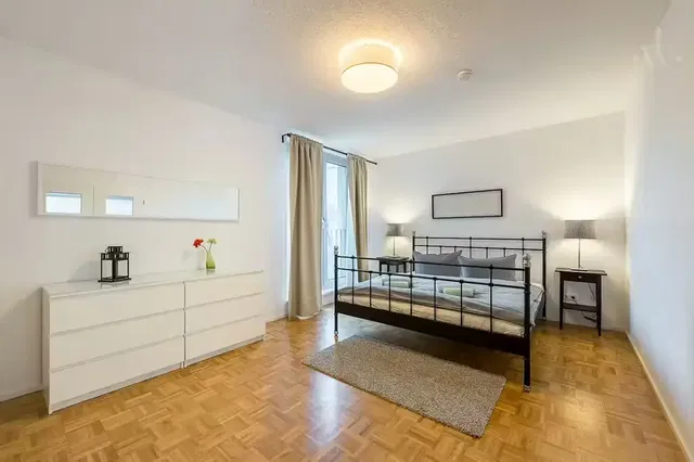 Slaapkamer; houten vloer, natuurlijk licht, moderne stijl