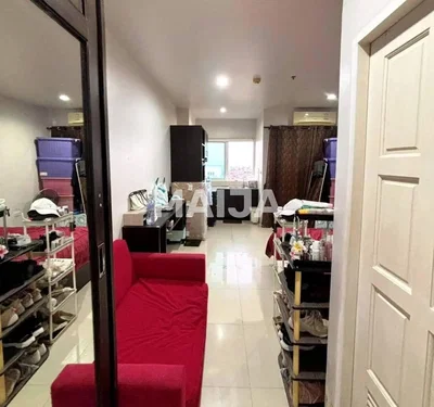 Obývací pokoj; dlažba, nutná rekonstrukce, přirozené světlo