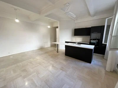 Cuisine; carrelage, lumière naturelle, rénové