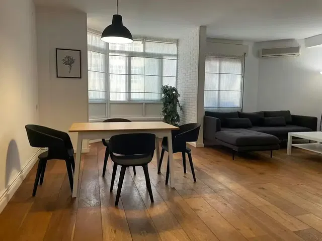 Wohnzimmer; holzboden, tageslicht