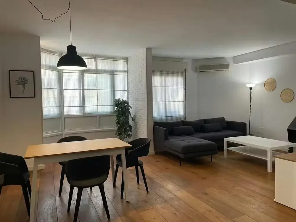 Oturma odası; ahşap zemin, doğal ışık, modern stil