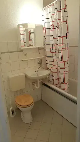 Banyo; fayans zemin, doğal ışık