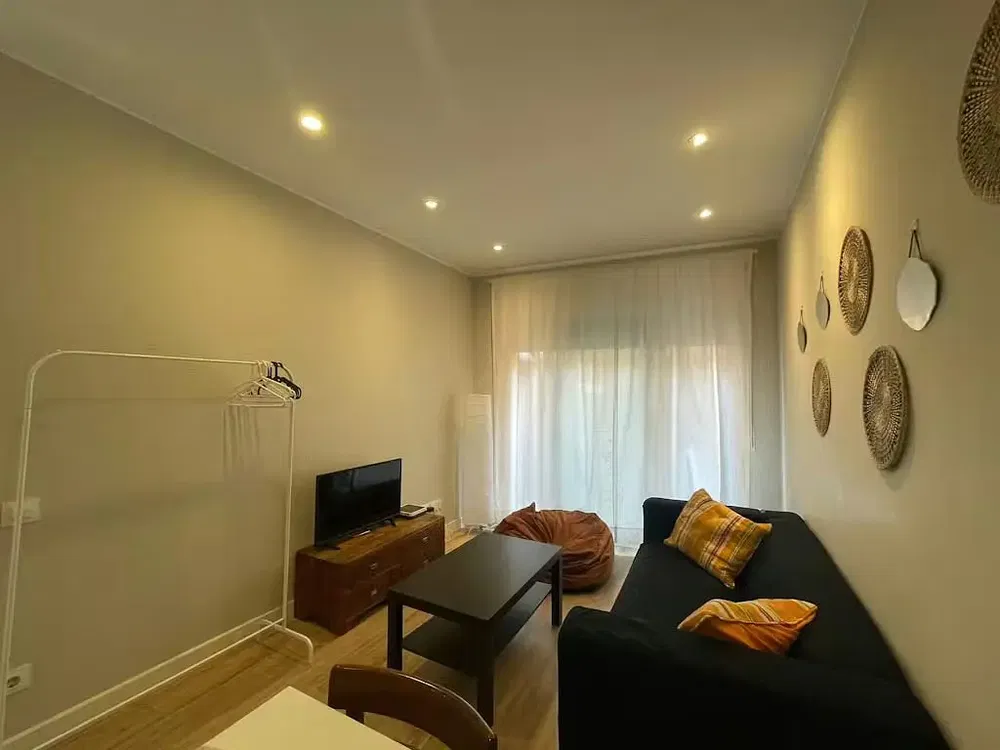 Wohnzimmer; holzboden, tageslicht, moderner stil