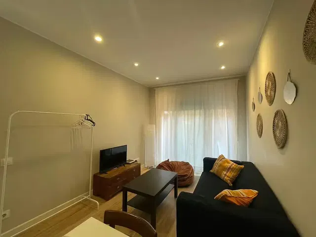 Wohnzimmer; holzboden, tageslicht, moderner stil