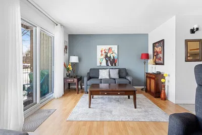 Obývací pokoj; přirozené světlo, moderní styl, dřevěná podlaha