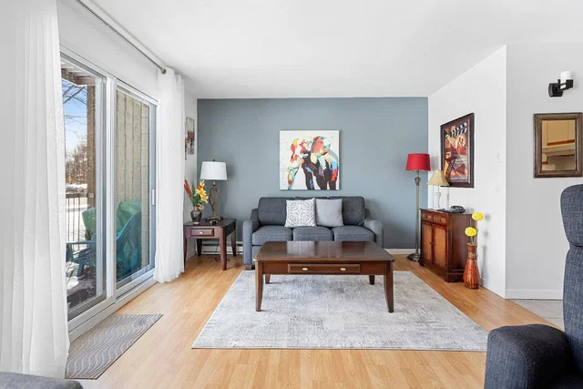 Living room; natural light, modern style, wood floor