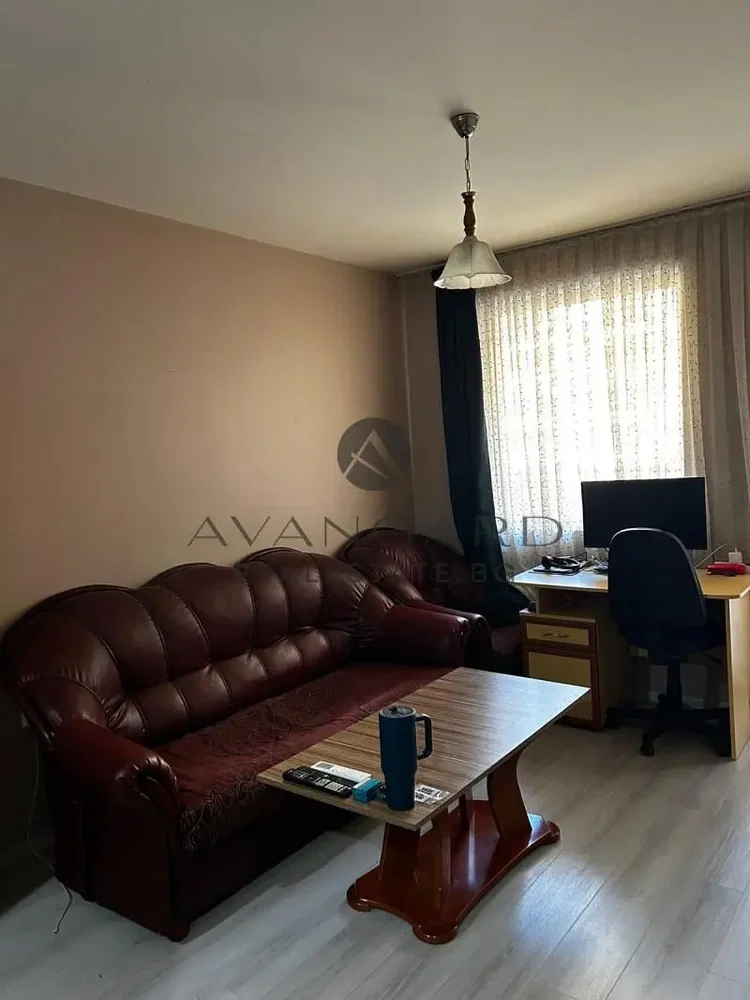 Obývací pokoj; dřevěná podlaha, přirozené světlo