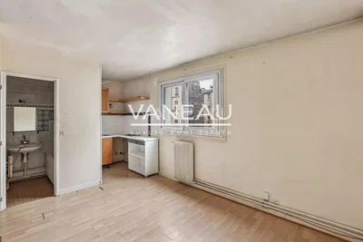 Keuken; renovatie nodig, houten vloer, natuurlijk licht, uitzicht
