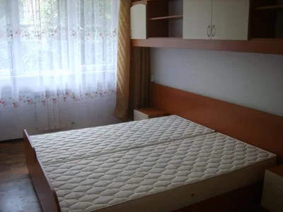Camera da letto; luce naturale, pavimento in legno