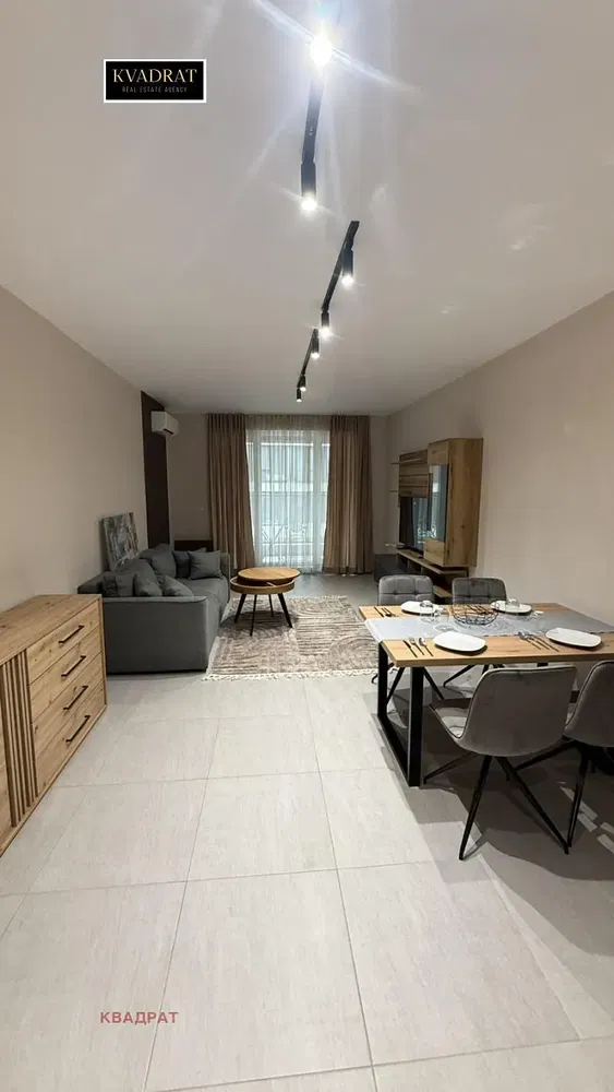 Obývačka; dlažba, prirodzené svetlo, moderný štýl