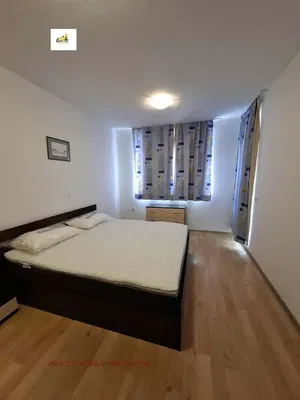 Ložnice; dřevěná podlaha, přirozené světlo