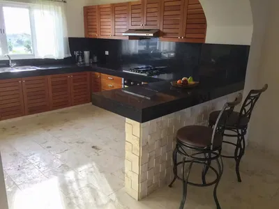 Cozinha; eletrodomésticos, vista, luz natural, chão de azulejo