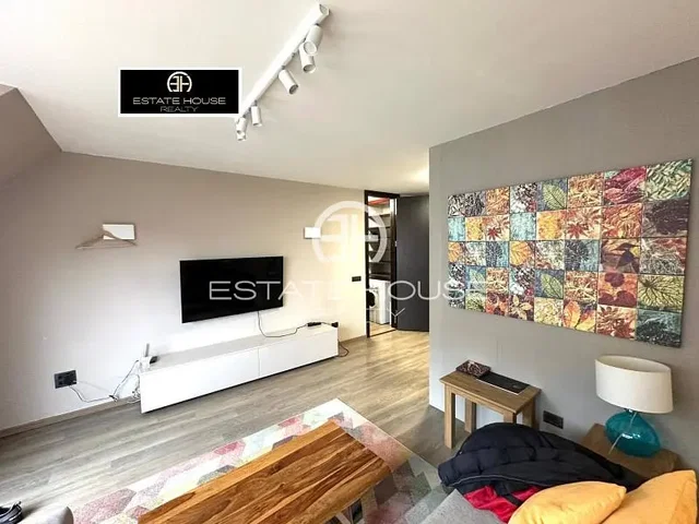 Oturma odası; doğal ışık, modern stil, ahşap zemin