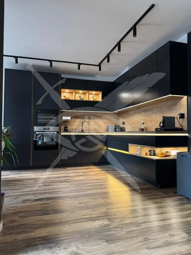 Кухиња; кухињски апарати, реновиран, дрвени под, природно светло