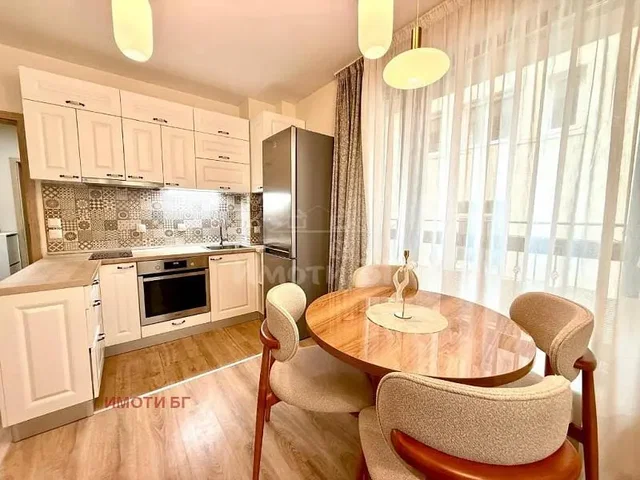 Cucina; elettrodomestici, luce naturale, stile moderno