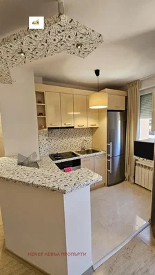 Kuchyně; kuchyňské spotřebiče, dlažba, přirozené světlo