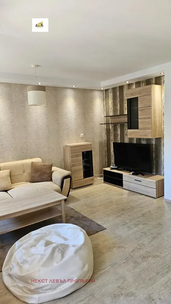 Obývací pokoj; moderní styl, dřevěná podlaha, přirozené světlo