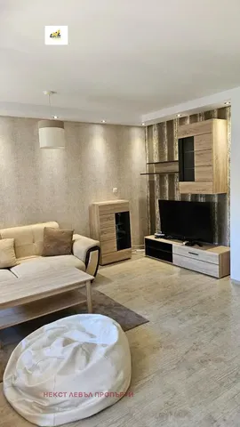 Obývací pokoj; moderní styl, dřevěná podlaha, přirozené světlo