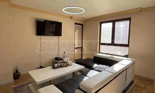 Obývačka; moderný štýl, prirodzené svetlo, drevená podlaha