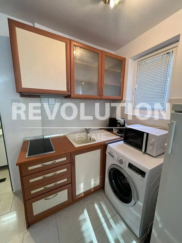 Kuchyňa; kuchynské spotrebiče, dlažba, po rekonštrukcii, prirodzené svetlo, moderný štýl