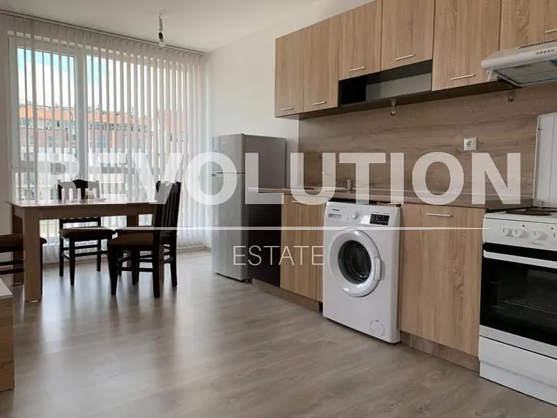 Kuchyně; kuchyňské spotřebiče, dřevěná podlaha, přirozené světlo